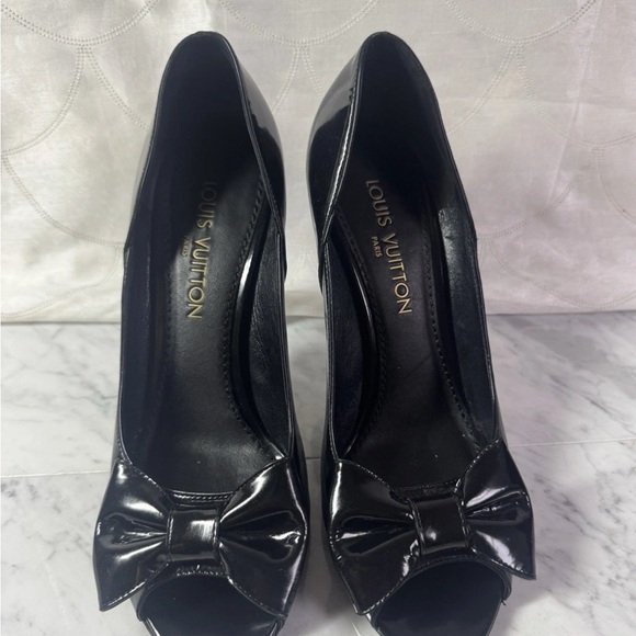 Louis Vuitton Size 38 Black Patent Bow Motif Open Toe Heels - Picture 1 of 11